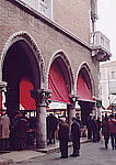 Мерчандайзинге рыбы и морепродуктов. Рыбный рынок в Венеции.