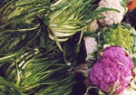 Мерчандайзинг рыбы и морепродуктов - Зелень и овощи на рыбном рынке.